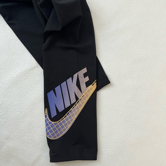 Nike Sportswear Club Crop Leggings - Picture 2 of 3